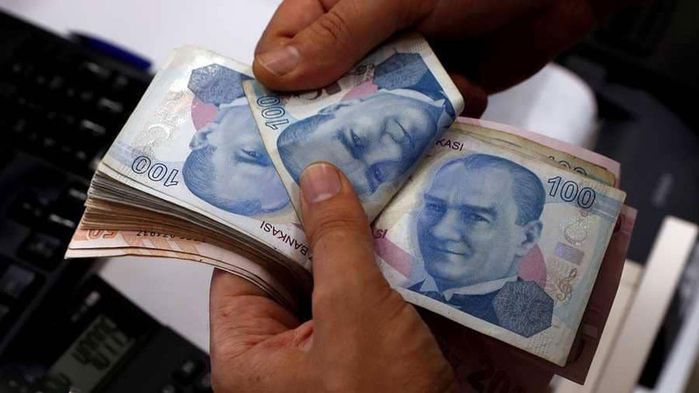 "يوم أسود" لليرة التركية.. بأفعال ترامب وأقوال أردوغان