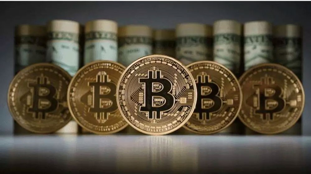 "بيتكوين" تحصد ثلث خسائر العملات الرقمية.. فكم هبطت؟