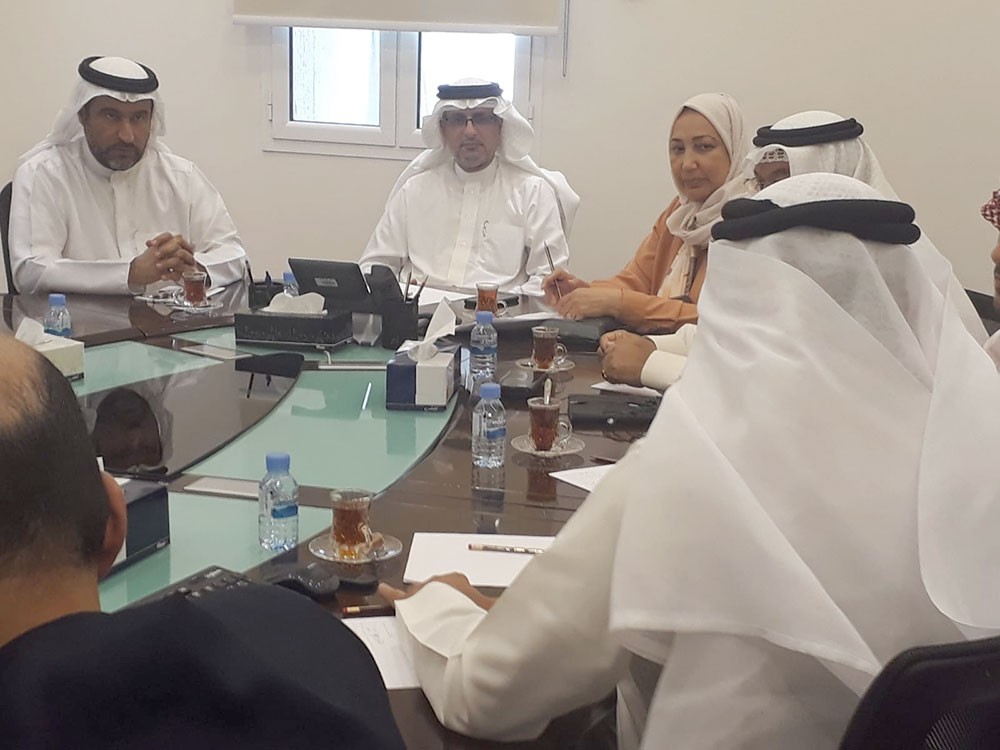 "البلديات" تجتمع بتجار سوق جدحفص وتناقش معهم تحسين وضع السوق 