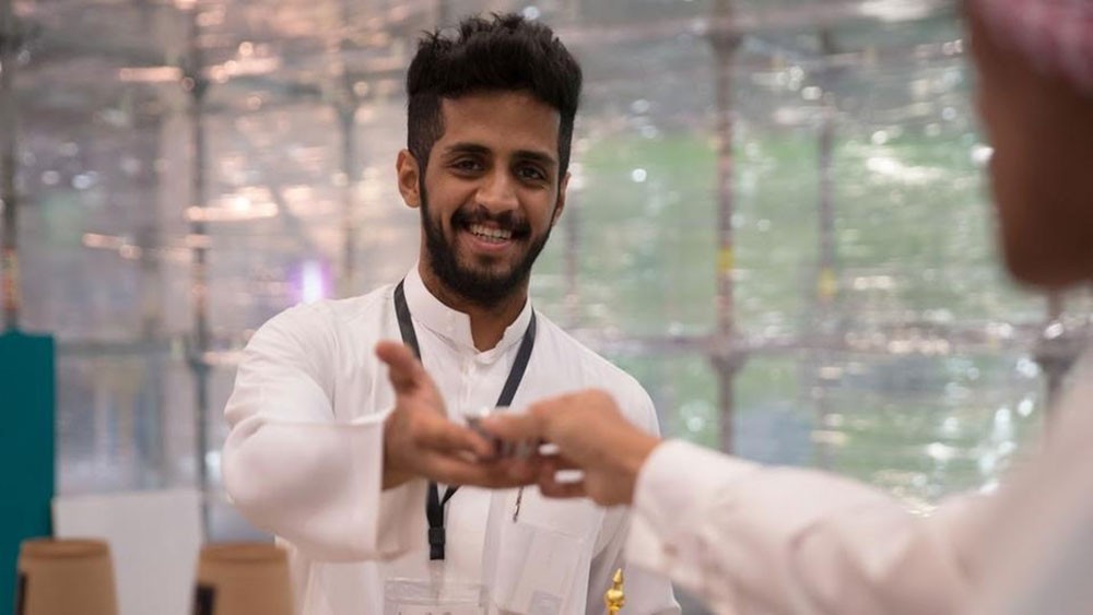 شاب سعودي يترك الدكتوراه ليعيد الاعتبار للقهوة العربية