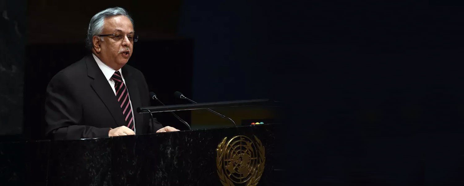 المعلمي: تسليح إيران للحوثيين يهدد الملاحة البحرية