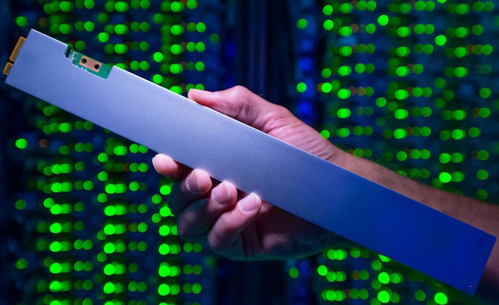 Intel تكشف عن أول ذاكرة SSD تخزينية على شكل مسطرة بحجم 32 تيرابايت