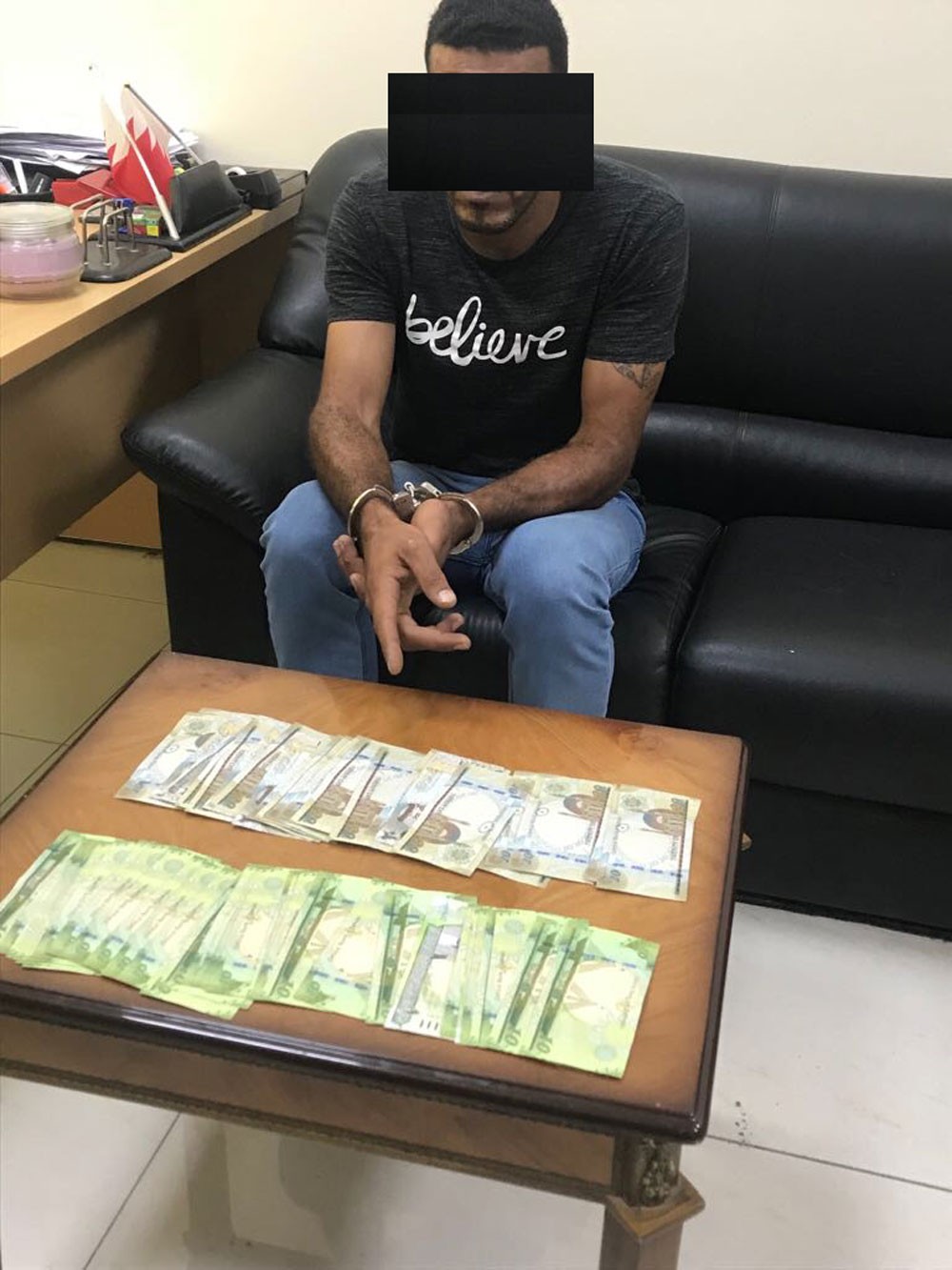 القبض مشتبه به لقيامه بسرقة عدد من المحلات وإشعال الحريق في إحداها