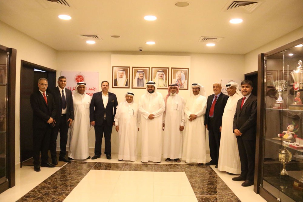 سمو الشيخ عيسى بن علي يستقبل مجلس إدارة نادي البحرين