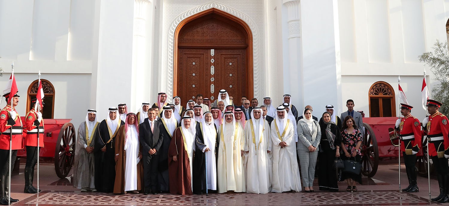 جلالة الملك مستقبلاً اهالي الدراز: المملكة ستمضي قدماً نحو المزيد من البناء والتطوير