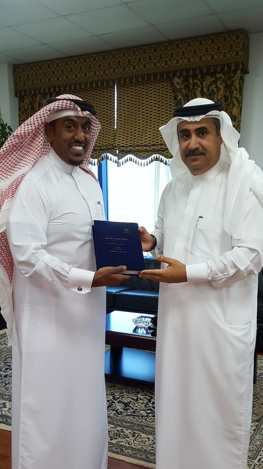 النائب العام يتسلم نسخة من رسالة الدكتوراه للمستشار أحمد الحمادي‎