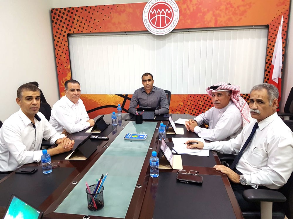 اللجنة التنسيقية تطلع على برامج اتحادي السلة والقدم للموسم المقبل