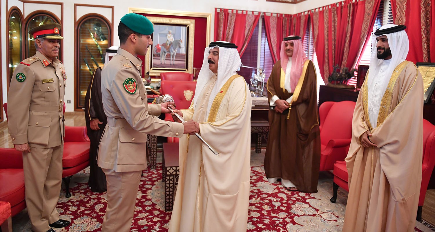 جلالة الملك يستقبل سمو الشيخ ناصر بن حمد والملازم عبد الله السيد عطية