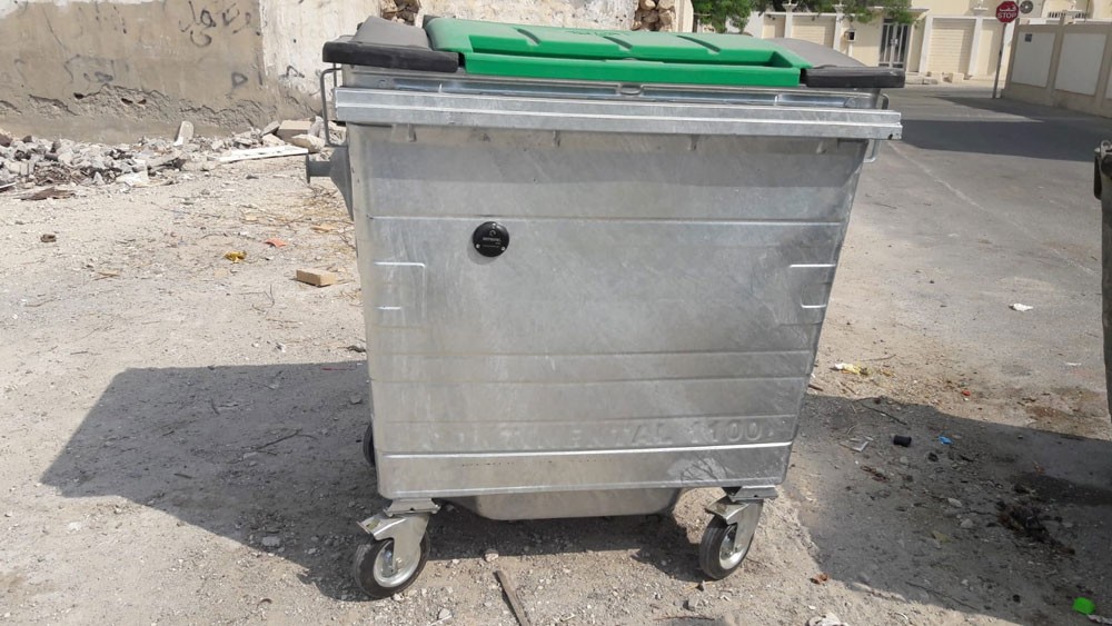 بلدية "الجنوبية" تستبدل الحاويات القديمة بجديدة في عدد من المناطق