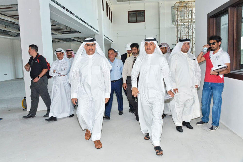 وزير المواصلات والاتصالات ووكيل الاشغال يتفقدان مشروع مبنى الفرز البريدي في الحد