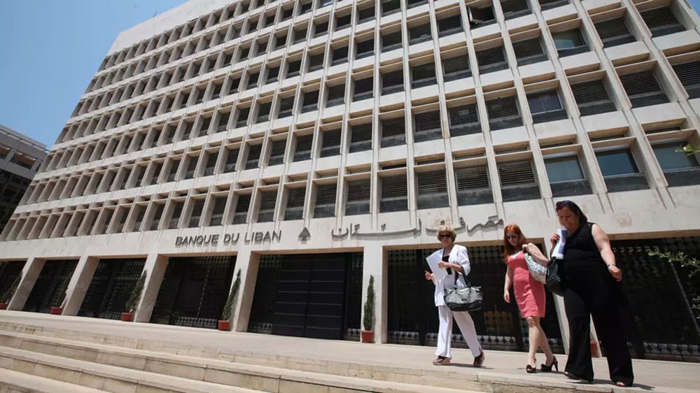 بنوك لبنانية تسعى لجذب الدولارات للحفاظ على ربط العملة