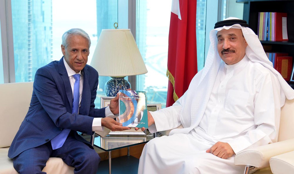 وزير العمل يتسلم نسخ من مؤلفات الكاتب صالح حسين