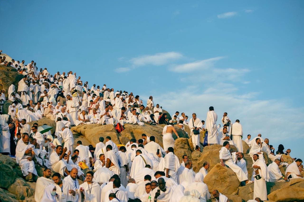 الحجاج يؤدون شعائر عرفات.. ويستعدون للنفرة