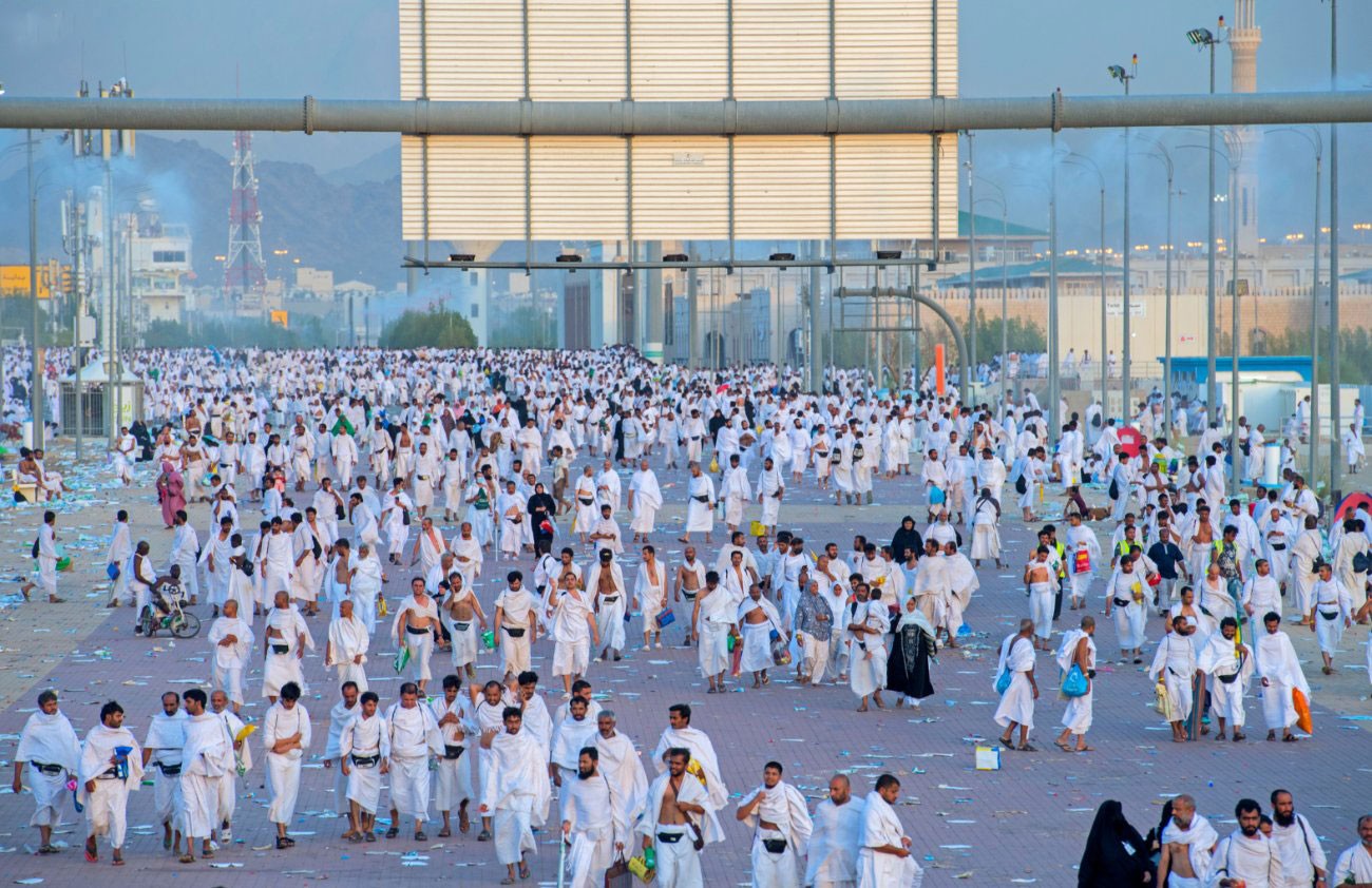 الحجاج ينفرون من عرفات إلى مزدلفة