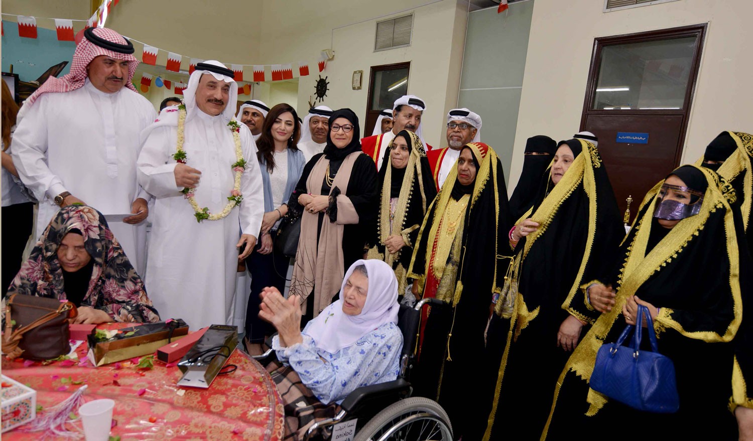 وزير العمل يشارك فرحة العيد نزلاء دار بنك البحرين للمسنين