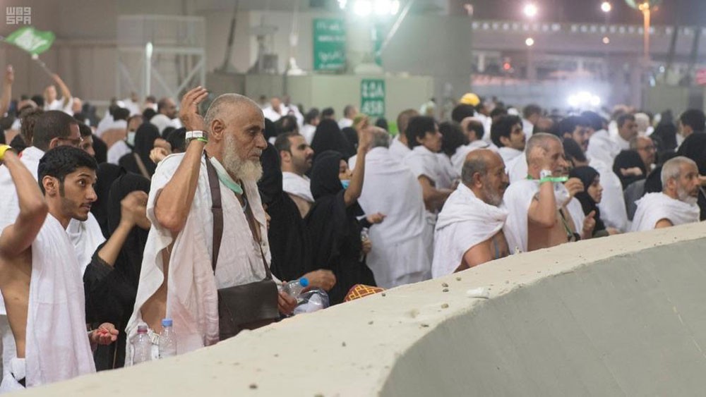الحجاج يبدؤون رمي الجمرات في أول أيام العيد