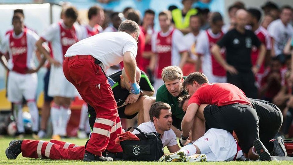 عبدالحق نوري لاعب أياكس يستفيق من غيبوبته