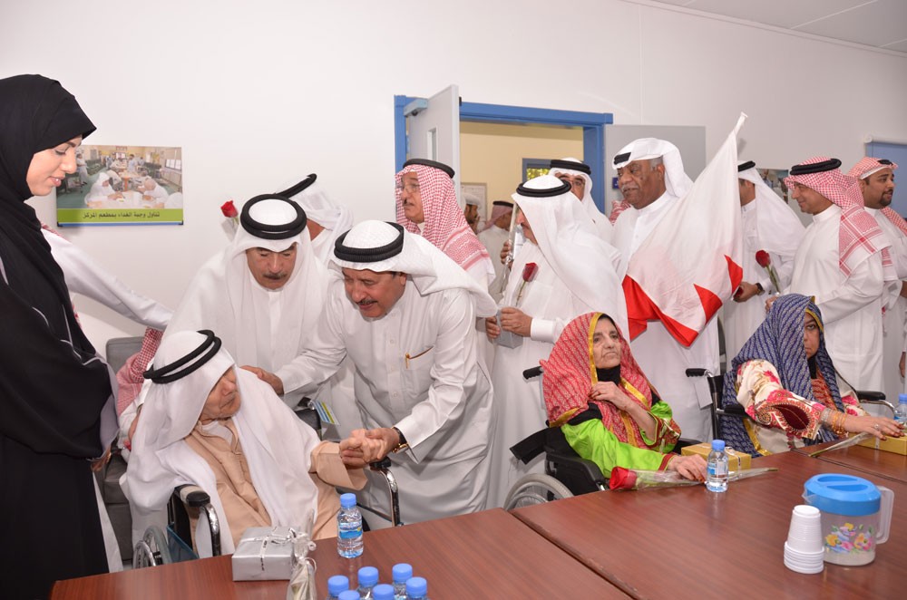 محافظ وأهالي المحرق يزورون مركز المحرق للرعاية الاجتماعية