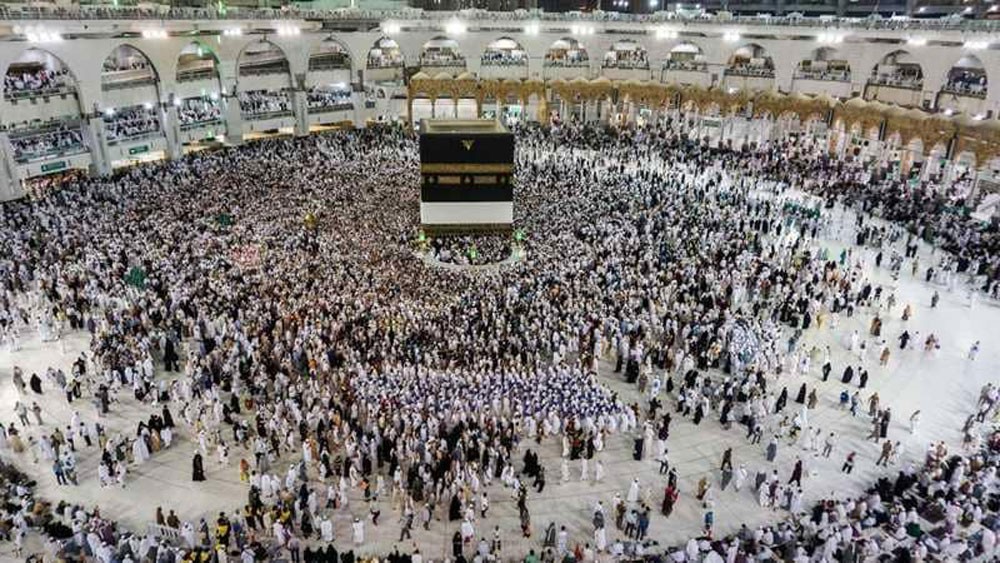 أمير مكة: رحبنا بالحجاج القطريين لكن الدوحة منعتهم