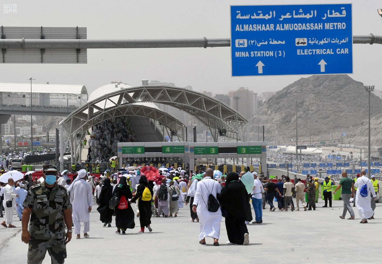 ضيوف الرحمن يرمون جمراتهم الأخيرة قبل طواف الوداع 