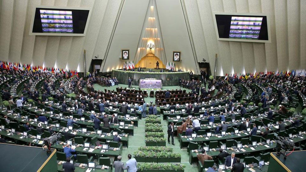برلمان إيران يعزل وزير الاقتصاد
