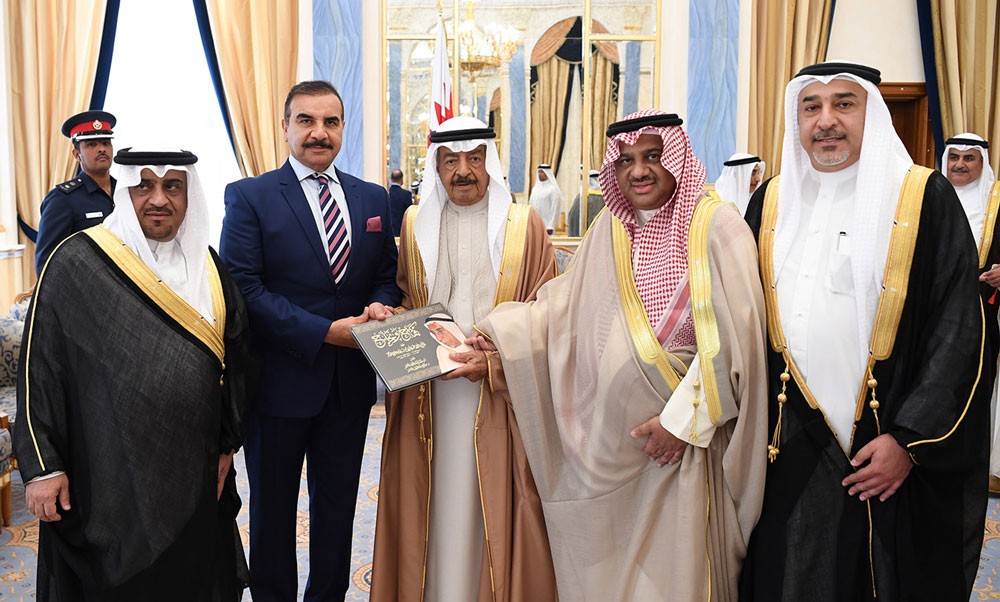 سمو رئيس الوزراء يستقبل أبناء المرحوم الوجيه عبداللطيف سليمان الناصر