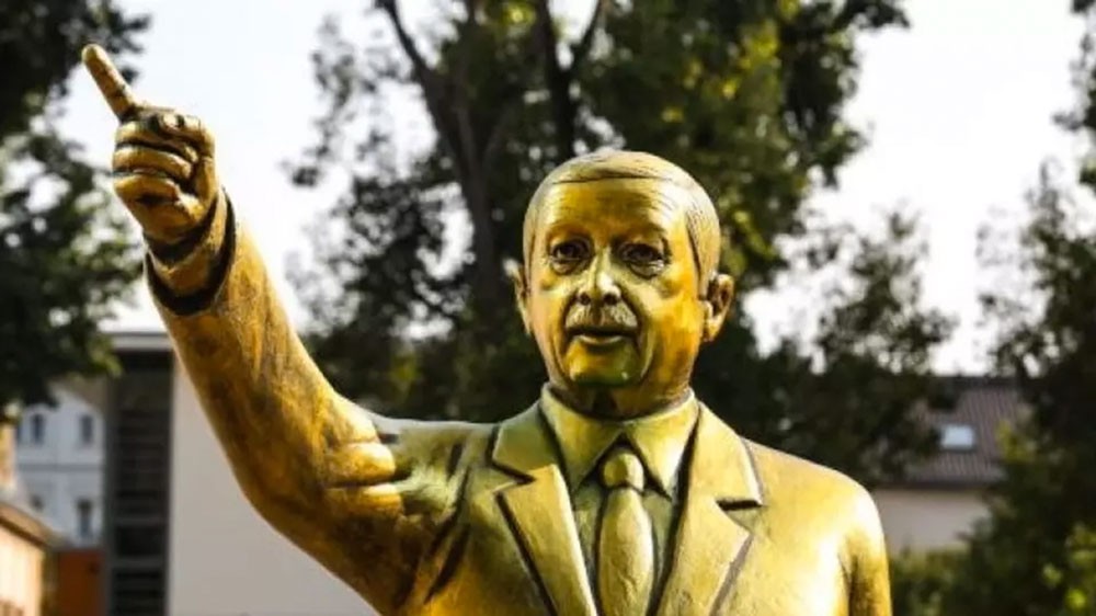 تمثال ذهبي لأردوغان يثير جدلا بألمانيا.. والسلطات تزيله