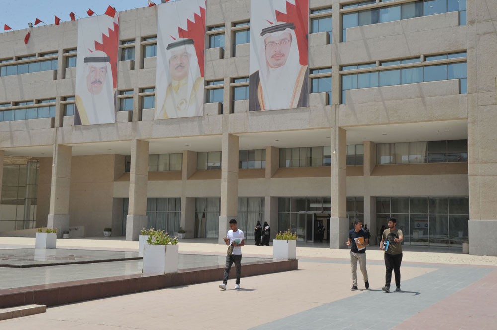 الجمعة آخر يوم للقيام بعملية تثبيت القبول الإلكترونية في جامعة البحرين