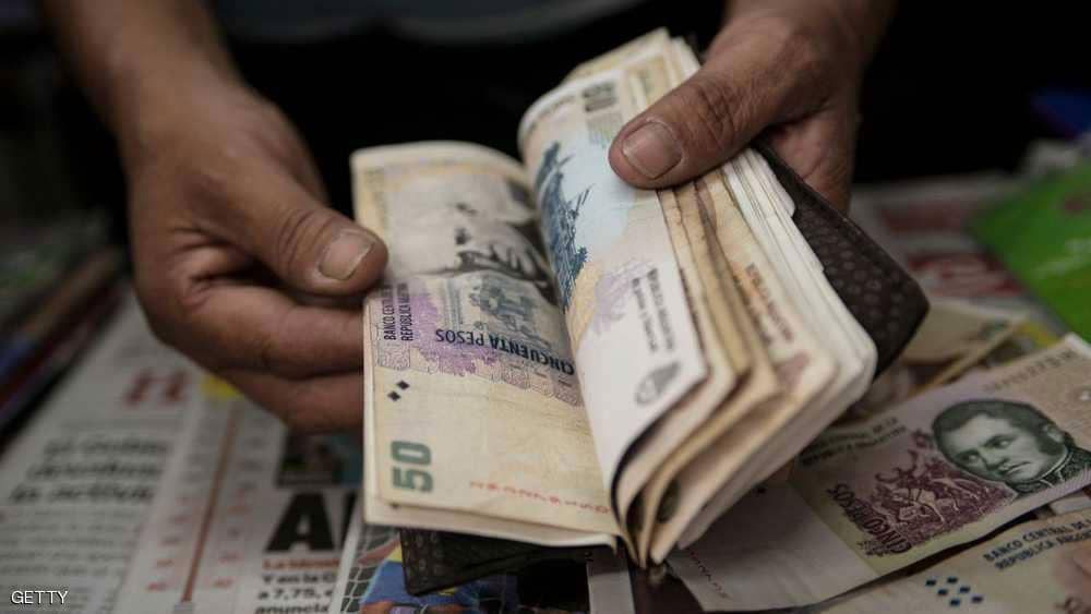 هبوط حاد للبيزو والأرجنتين تبيع احتياطات وتطلب المساعدة