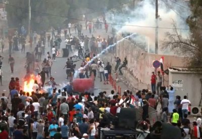 متظاهرون يحاولون اقتحام مقر مجلس محافظة البصرة