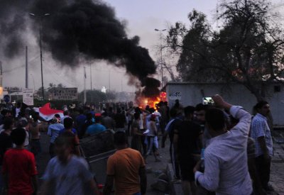 العراق.. محتجون يجتمعون عند مدخل حقل نفطي في البصرة