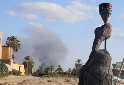 قذيفة توقع قتلى وجرحى في مخيم للنازحين بالعاصمة الليبية