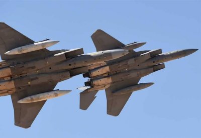 100 قتيل بغارات على مواقع الحوثيين بالحديدة