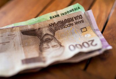 إندونيسيا تبحث آليات "أكثر ابتكاراً" لمنع انهيار العملة