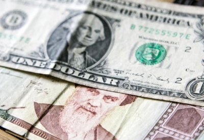 الريال الإيراني يخسر 70% من قيمته أمام الدولار في عام