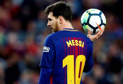 ميسي يلمح لإمكانية رحيله عن برشلونة الإسباني