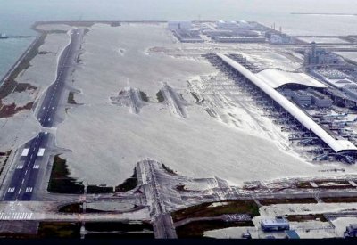 إعصار اليابان يقتل 10 ونقل سياح بقوارب من المطار