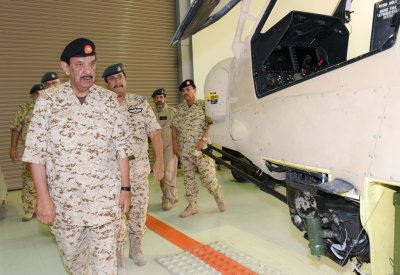 صاحب المعالي القائد العام يتفقد عددا من أسلحة ووحدات قوة دفاع 