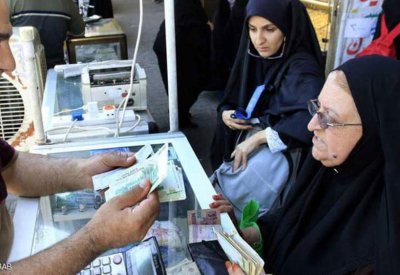 ذعر وإحباط في إيران.. وفوضى بعد انهيار الريال