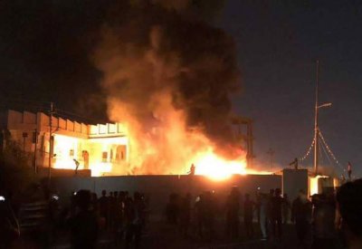 متظاهرون يحرقون مقر "عصائب أهل الحق" و"منظمة بدر" بالبصرة