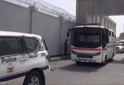 نزيل محكوم بالمؤبد يعتدي على شرطيين ويستهزأ بأحدهما