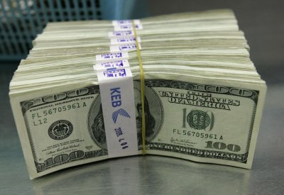 25 سبتمبر الحكم على 4 مدانين بترويج دولارات أميركية مزيفة
