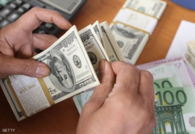 إيران تسمح لمكاتب الصرافة بـ"تهريب" العملات الأجنبية