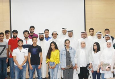 السفير الكويتي يتفقد احوال الطلبة الكويتيين  بجامعة الخليج العربي