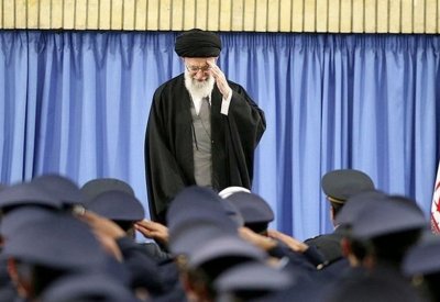 خامنئي يحثّ الجيش الإيراني على زيادة قدرته لترهيب العدو