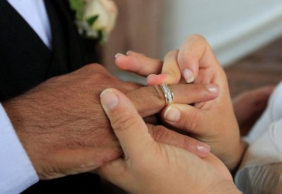 فنان سعودي يطالب بإعادة زوجته البحرينية إلى عصمته لحضانة ابنته
