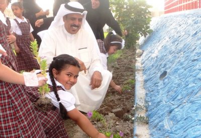 وزير التربية والتعليم يشارك الطالبات المستجدات بابتدائية الأندلس في زراعة الأشجار