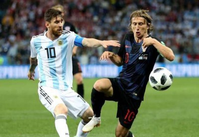 إنريكي يبدي رأيه بمودريتش.. ويقارنه بميسي
