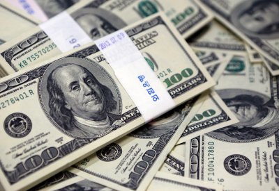 مخاوف الحرب التجارية تدعم مكاسب الدولار