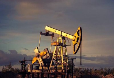 النفط ينخفض بفعل المخاوف الاقتصادية رغم شح المعروض